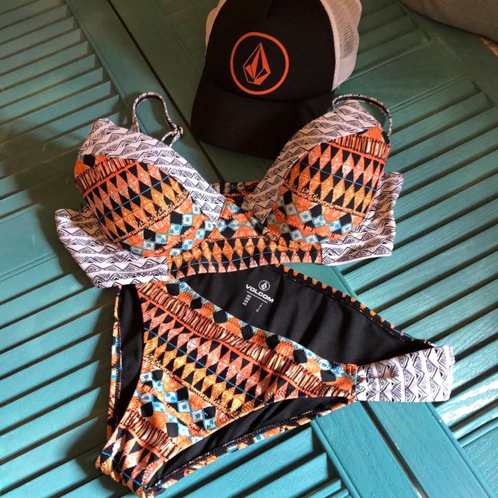 Volcom 2 piece swimsuit! Women’s large